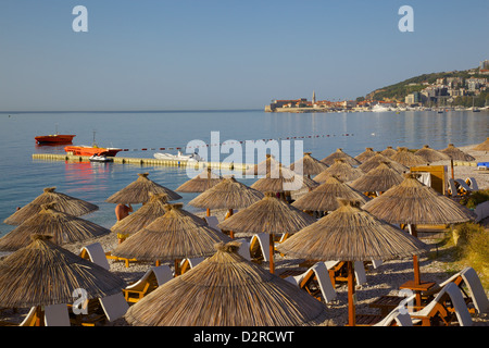 Blick auf Budva Altstadt und Strand, Bucht von Budva, Montenegro, Europa Stockfoto