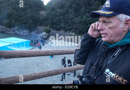 Ex-Delfin-Trainer und Aktivist Ric O'Barry in der Bucht in Taiji, Präfektur Wakayama, Japan Stockfoto