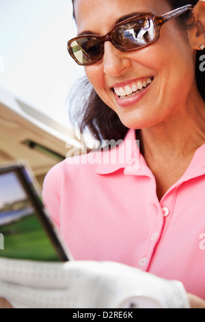 Frau, die Führung der Gäste während Golf-Spiel Stockfoto