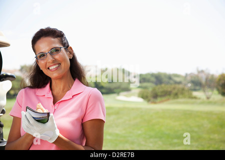 Frau, die Führung der Gäste während Golf-Spiel Stockfoto