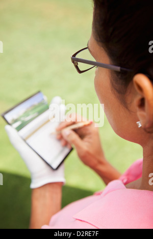 Frau, die Führung der Gäste während Golf-Spiel Stockfoto