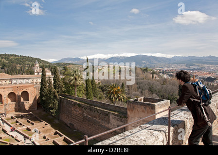 Ein Besucher bewundert die Aussicht vom Torre De La Vela der alten Alcazaba in der Alhambra und die spanische Landschaft. Stockfoto