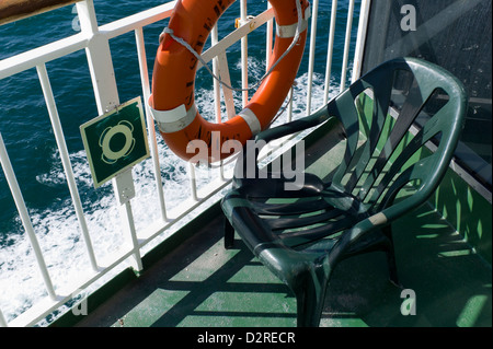 Rettungsring Ring und Stuhl auf Schiffsdeck Stockfoto