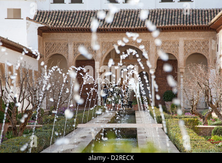 Islamische Architektur und Wasserstrahlen auf dem Patio De La Acequia im Sommerpalast Teil der Alhambra Granada Spanien Stockfoto