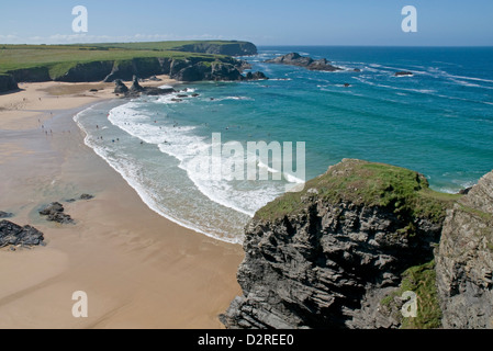 Ansicht Süden über Porthcothan Bucht, ein beliebter Strand in Nord Cornwall Stockfoto