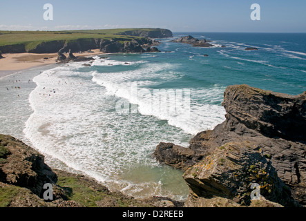 Ansicht Süden über Porthcothan Bucht, ein beliebter Strand in Nord Cornwall Stockfoto