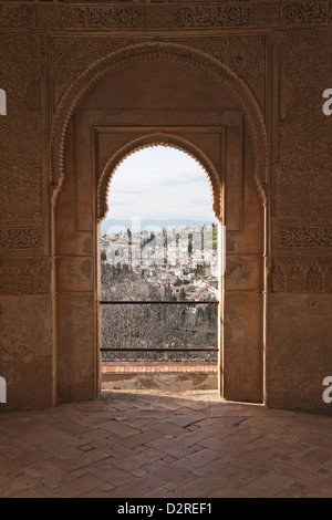 Die Stadt Granada und der El-Abaicin Teil der Stadt durch einen maurischen Stil Eingang in die Alhambra Andalusien Spanien angesehen Stockfoto