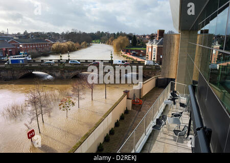 Shrewsbury, Shropshire, UK. 31. Januar 2013. Der Fluss und die Waliser Brücke aus Theatre Severn. Schmelzender Schnee hat diese Überschwemmungen verursacht. Stockfoto