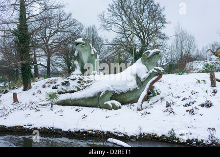 Schneebedeckte Dinosaurier im Crystal Palace Park, London, UK Stockfoto