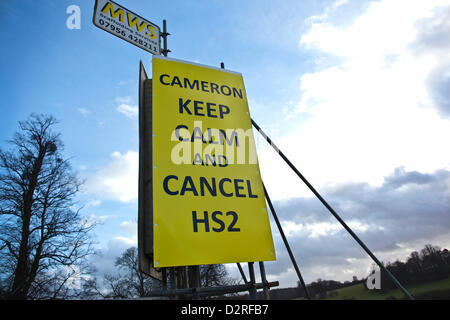 High-Speed Rail (HS2) Amersham, Buckinghamshire, England. 31.01.2013 haben Aktivisten vertreten "Stop HS2" Aufmachungen Zeichen am A413 Straßenrand Aufruf für die vorgeschlagenen 2 Tunnel Hochgeschwindigkeitsnetz laufen durch die Landschaft gestoppt werden, mit zunehmender Widerstand in Chilton Bezirk von Buckinghamshire. Stockfoto