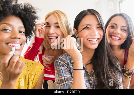 Lächelnde Frauen Anwendung machen Stockfoto
