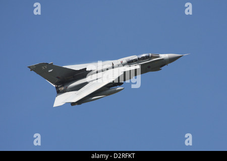 Tornado GR4 ZD842 "105" des 15(R) Squadron in RAF Waddington fliegen vor der Landung für die 2011 International Airshow Stockfoto