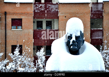 Lenin-Statue in Cavriago Italien während eines Schneesturms Stockfoto