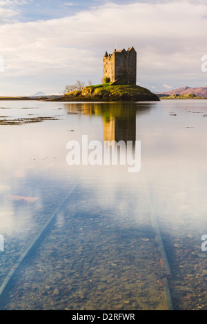 Castle Stalker, einem vierstöckigen Turmhaus am Loch Laich in Argyll westlich von den schottischen Highlands, Schottland Stockfoto