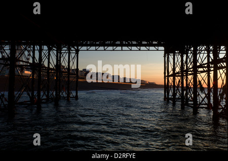 Brighton Kemptown direkt am Meer in der Morgendämmerung, gesehen aus Brighton Palace pier Stockfoto