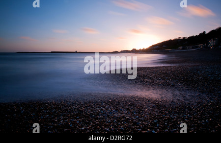 Langzeitbelichtung Bild Sonnenuntergang über Lyme Regis Cobb, Dorset Stockfoto