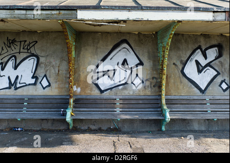 Verlassener Strand Unterschlupf, Bänke, graffiti Stockfoto