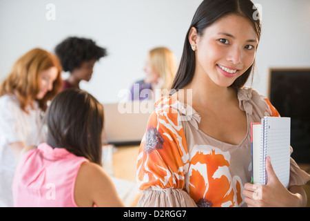 Geschäftsfrau, die Durchführung von Arbeiten im Büro Stockfoto