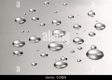 Abstrakt. Wassertropfen über Stahl Hintergrund Stockfoto