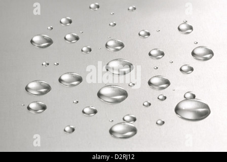 Abstrakt. Wassertropfen über Stahl Hintergrund Stockfoto