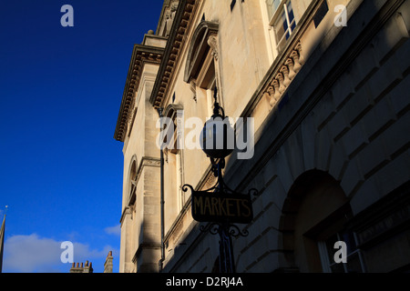 "Markets" Zeichen außerhalb der Guildhall Markthalle in Bath, Somerset, England Stockfoto