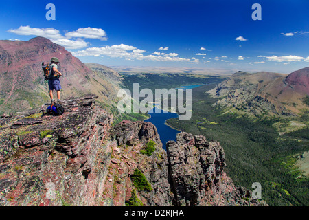 John Opatz blickte auf zwei Medicine Lake von Sprungbrett auf Sinopah Berg im Glacier National Park, Montana, USA Stockfoto