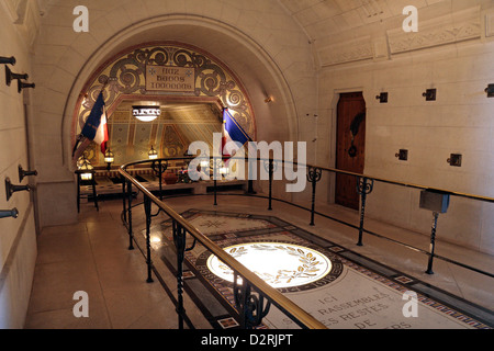 Särge des unbekannten Soldaten in der Laterne Tower Krypta, die Notre Dame de Lorette französische National Memorial, Arras, Frankreich. Stockfoto