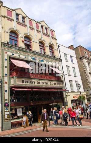 Vertikale Außenansicht des Bewley es Oriental Cafe in Dublin an einem sonnigen Tag. Stockfoto