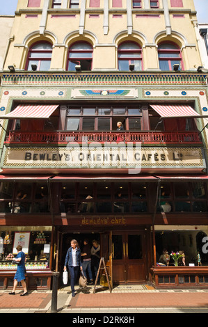 Vertikale Außenansicht des Bewley es Oriental Cafe in Dublin an einem sonnigen Tag. Stockfoto