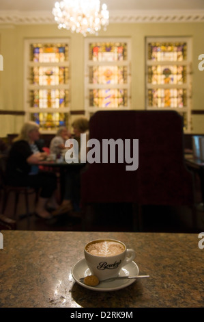 Senkrechten Blick auf die bunten Glasfenster der Harry Clarke Rauminnenseite Bewley es Oriental Cafe in Dublin. Stockfoto