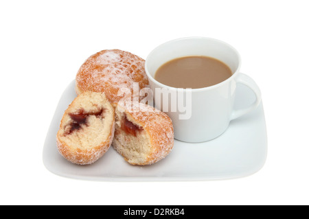 Kaffee und Donuts auf einem Teller isoliert gegen weiß Stockfoto