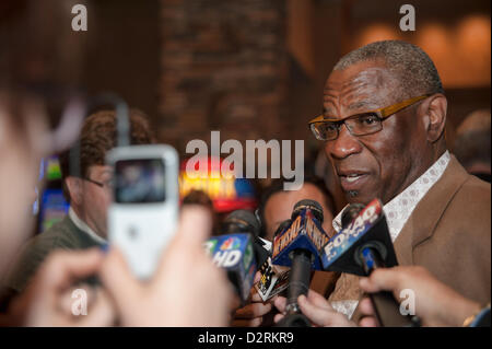 LINCOLN, CA - 30 Januar: Dusty Baker Gespräche mit Journalisten bei der Pressekonferenz von Sacramento Sports Hall Of Fame im Thunder Valley Casino Resort in Lincoln, Kalifornien am 30. Januar 2013 statt Stockfoto