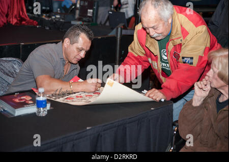 LINCOLN, CA - 30 Januar: Tony "Tiger" Lopez Autogramme Erinnerungsstücke an die Sacramento Sports Hall Of Fame-Pressekonferenz im Thunder Valley Casino Resort in Lincoln, Kalifornien am 30. Januar 2013 Stockfoto