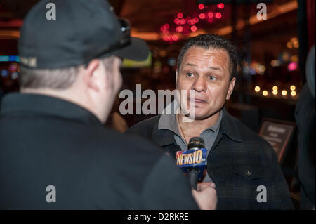 LINCOLN, CA - 30 Januar: Tony "Tiger" Lopez Gespräche mit Journalisten bei der Pressekonferenz von Sacramento Sports Hall Of Fame im Thunder Valley Casino Resort in Lincoln, Kalifornien am 30. Januar 2013 statt Stockfoto