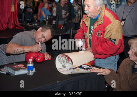 LINCOLN, CA - 30 Januar: Tony "Tiger" Lopez Autogramme Erinnerungsstücke an die Sacramento Sports Hall Of Fame-Pressekonferenz im Thunder Valley Casino Resort in Lincoln, Kalifornien am 30. Januar 2013 Stockfoto