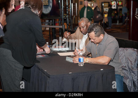 LINCOLN, CA - 30 Januar: Dusty Baker (R) und Tony Lopez Autogramme auf der Sacramento Sports Hall Of Fame-Pressekonferenz im Thunder Valley Casino Resort in Lincoln, Kalifornien am 30. Januar 2013 statt Stockfoto