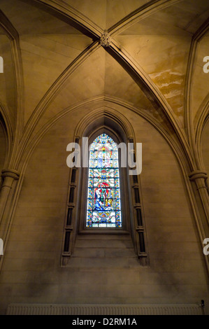 Vertikale Innenansicht von einer atemberaubenden Glasfenster in Christ Church Cathedral in Dublin. Stockfoto