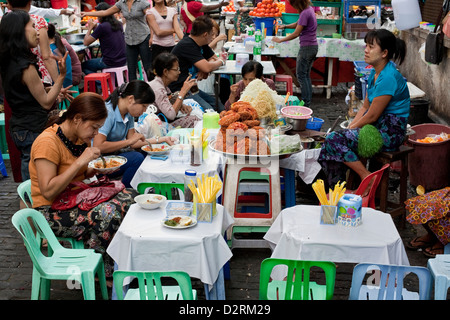 Straßencafé in Yangon Markt Myanmar (Burma) Stockfoto