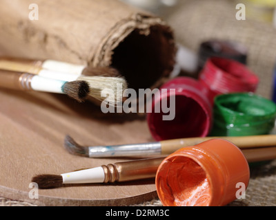 Abstrakte Kunst Stillleben mit Farbe und Pinsel Stockfoto