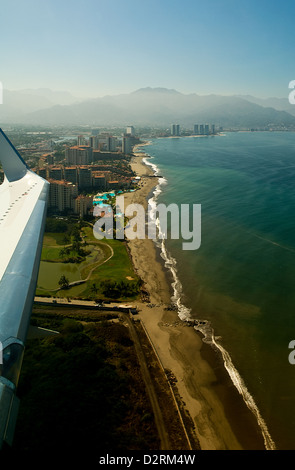 Luftaufnahme der Strände, Resorts und Berge in Puerto Vallarta, Jalisco, Mexiko Stockfoto