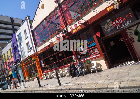 Horizontale Perspektivansicht des bunten Bars und Cafés in der Temple Bar Viertel von Dublin im Laufe des Tages. Stockfoto