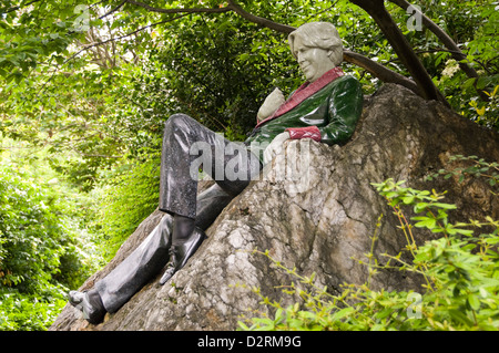 Horizontale Ansicht der liegende Statue von Oscar Wilde in Dublin. Stockfoto