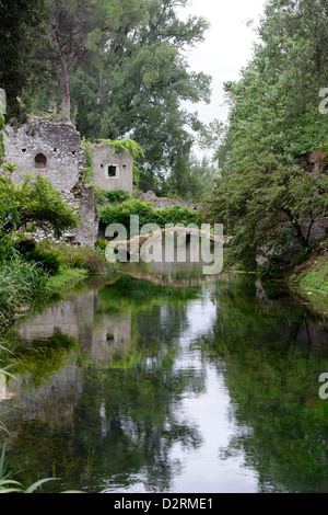 Blick entlang der romantischen Fluss und den Ponte Romano (Römerbrücke