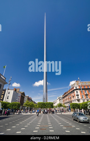 Vertikale Straßenbild der O' Connell Street, der Hauptverkehrsstraße durch Dublin, mit der Spire of Dublin prominent auf sonnigen Tag Stockfoto