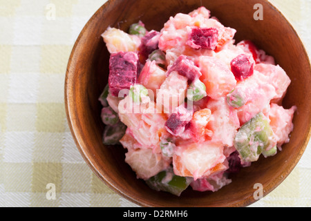 Haitianische Kartoffelsalat, Salat Pomdete, in kleine Holzschale direkt von oben gesehen Stockfoto