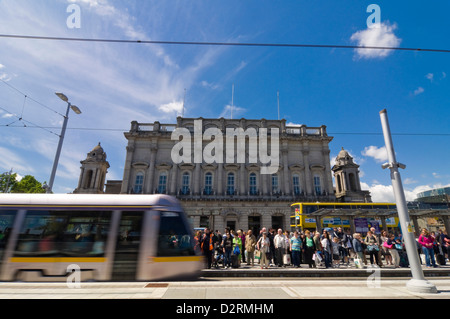 Horizontale Außenansicht einer geschäftigen Heuston Station in Dublin an einem sonnigen Tag. Stockfoto