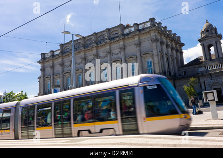 Horizontale Außenansicht einer geschäftigen Heuston Station in Dublin an einem sonnigen Tag. Stockfoto