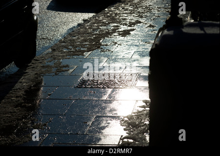 Käufer entlang Plasterung in sonnigen Wintertag Stockfoto