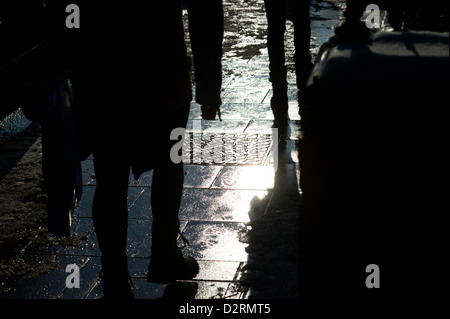 Käufer entlang Plasterung in sonnigen Wintertag Stockfoto