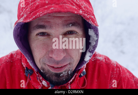 Eine Nahaufnahme von einem Mann mit einem gefrorenen und nassen Gesicht im winter Stockfoto